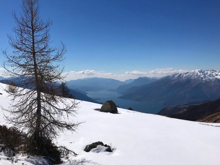 1200m über dem Lago Di Como liegt noch Schnee